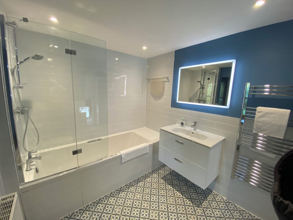 Downstairs en suite bathroom 