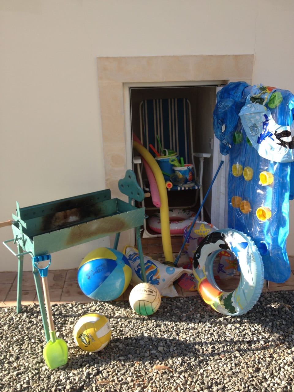 BBQ & LOTS OF POOL TOYS