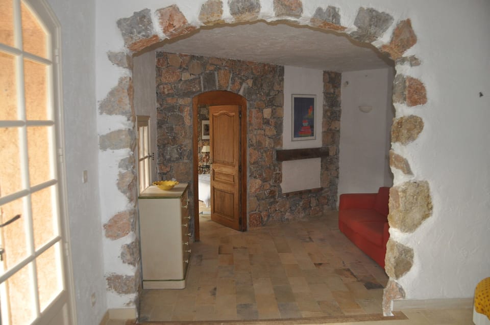 Annex sitting area between bedrooms