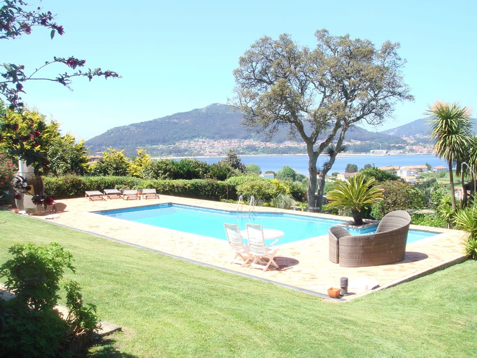 Piscina com vista para o Rio Minho