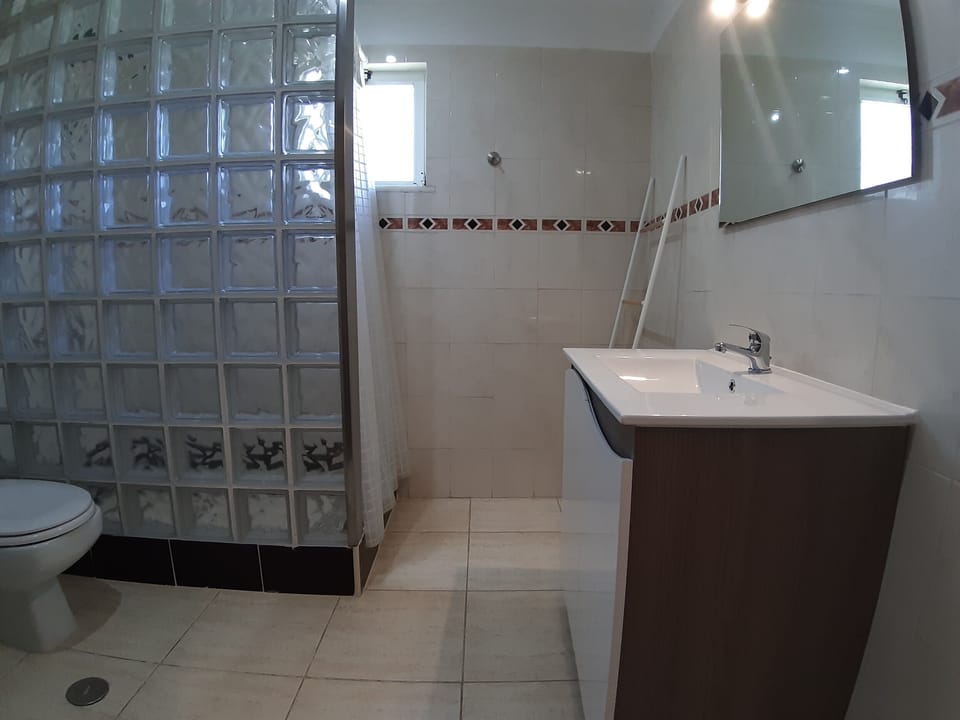 Casa de banho do Quarto 2
Bathroom room 2