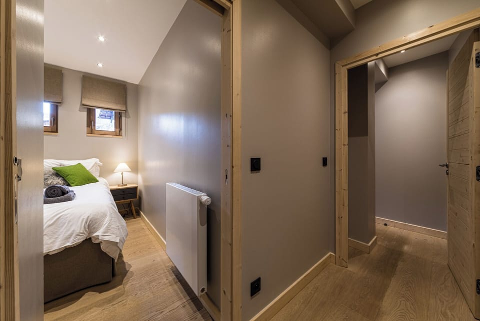 Bedroom 2  / Hallway 