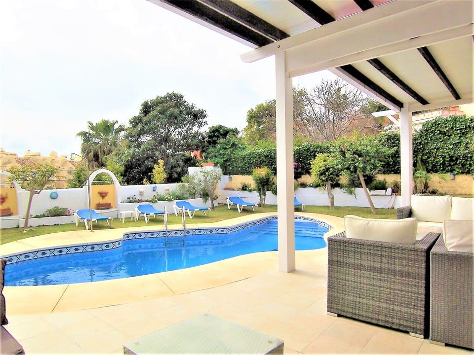 Beautiful Private Pool and Gardens