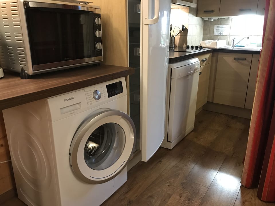 Kitchen with fridgefreezer, dishwasher & washing machine.