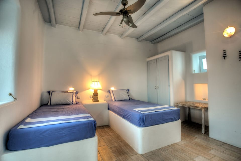 Room with two single beds in the Guest House
