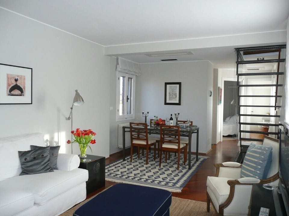 Sitting room with dining area