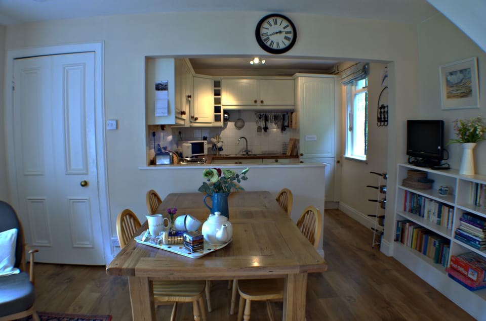 The well equipped kitchen/dining room.