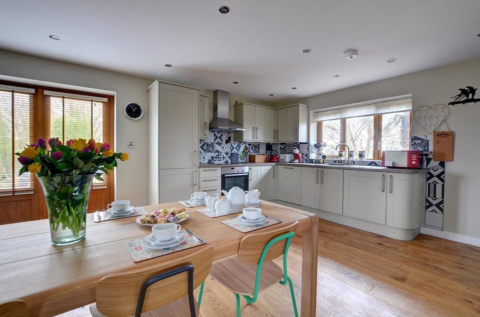 Kitchen / Dining Area