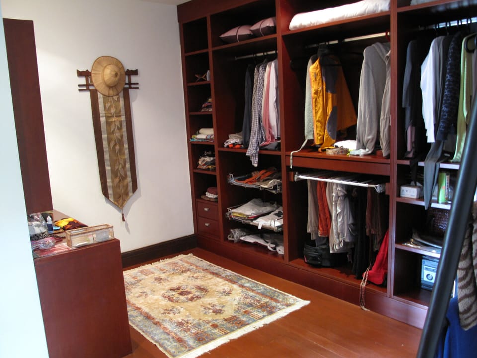 The walk-in of the The main bedroom with the king size bed.