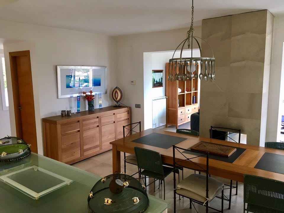 Through dining area to livingroom