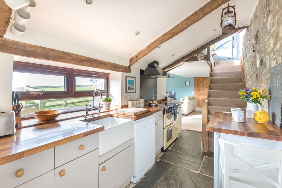 Cosy breakfast bar, belfast sink and large range cooker with induction hobs.
