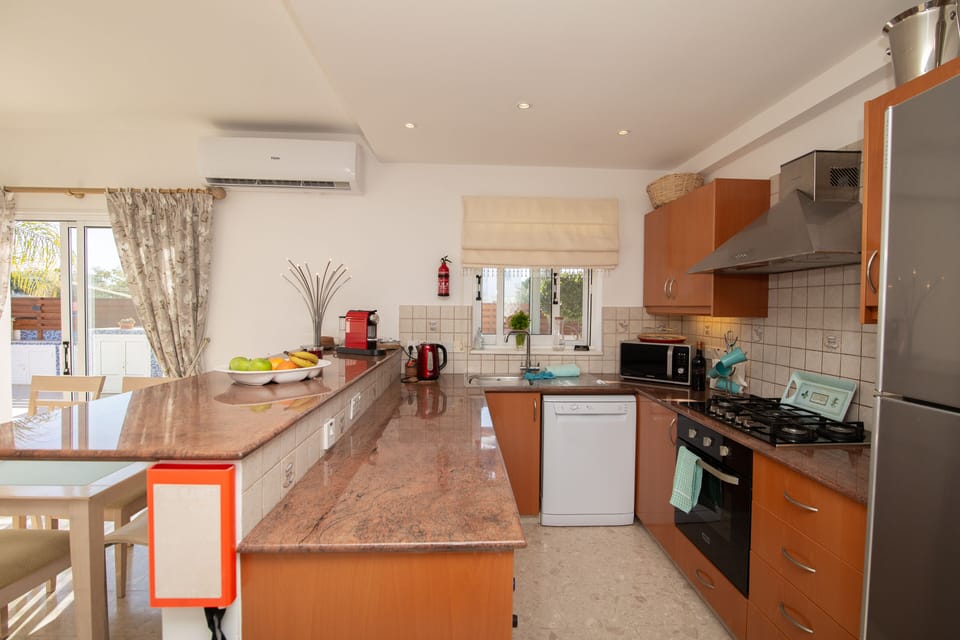 Kitchen with washing machine, dishwasher, electric oven gas hob & Nespresso!