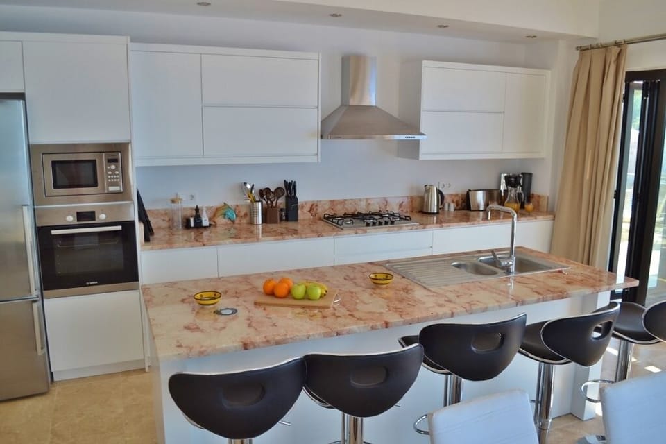 Dolphin Bay Villa kitchen