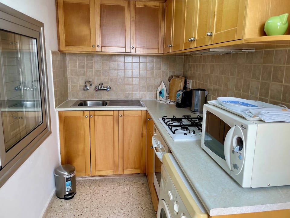 Downstairs flat kitchen, oven, hob, microwave, fridge