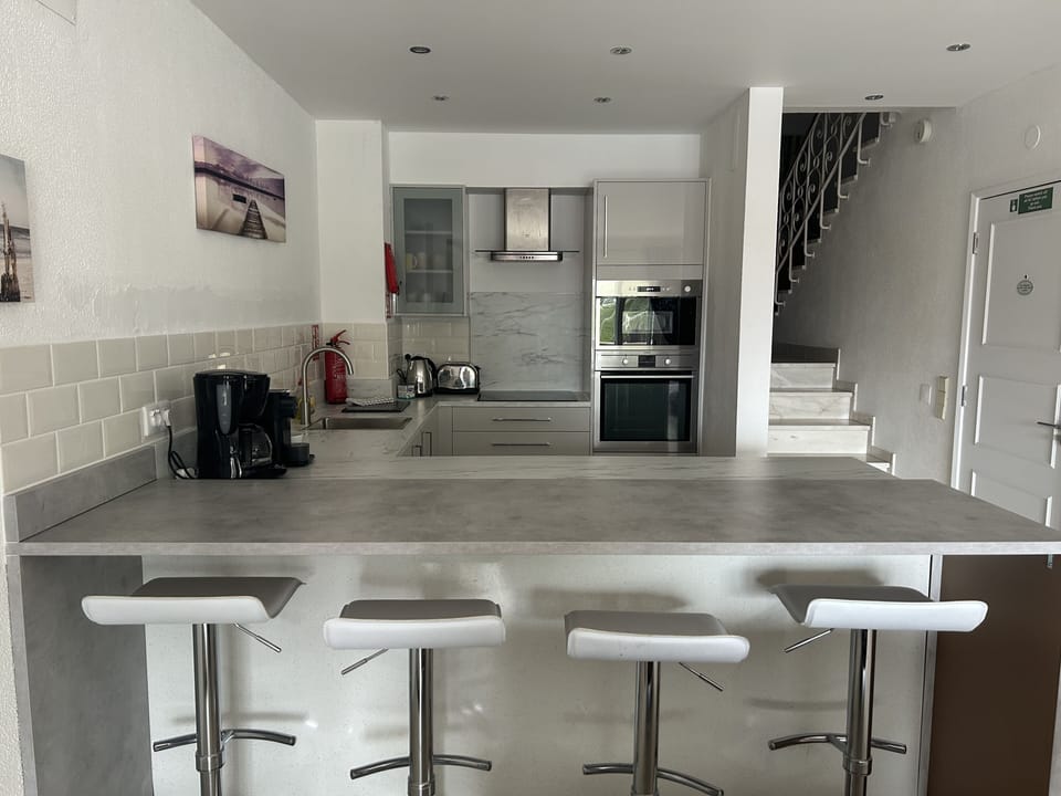 Kitchen with breakfast bar