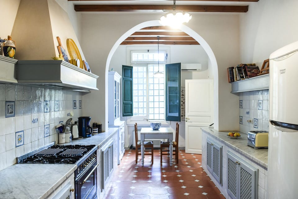 The kitchen with window onto the orange grove
