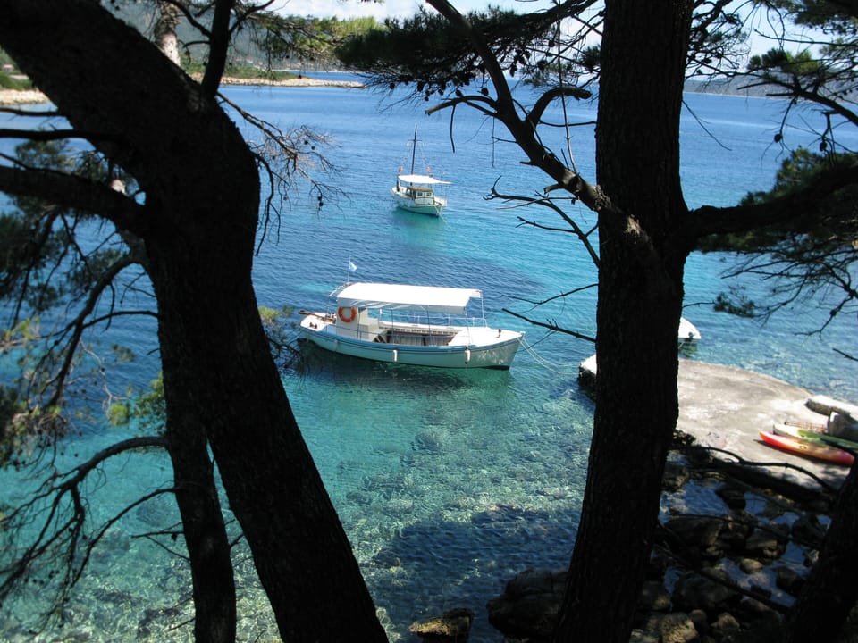 The jetty below the Vilavala and traditional boats