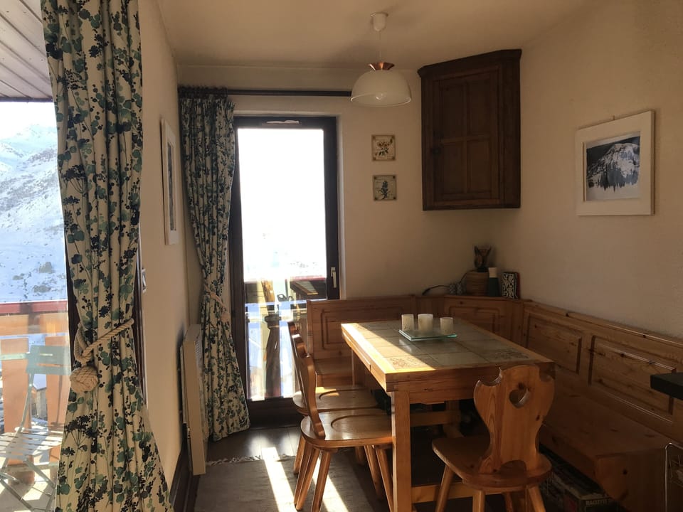 Dining area with views of mountains. Extendable table.