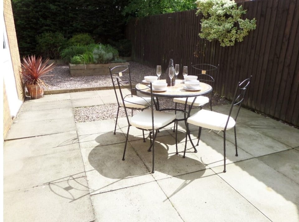 Private garden with locakable gate