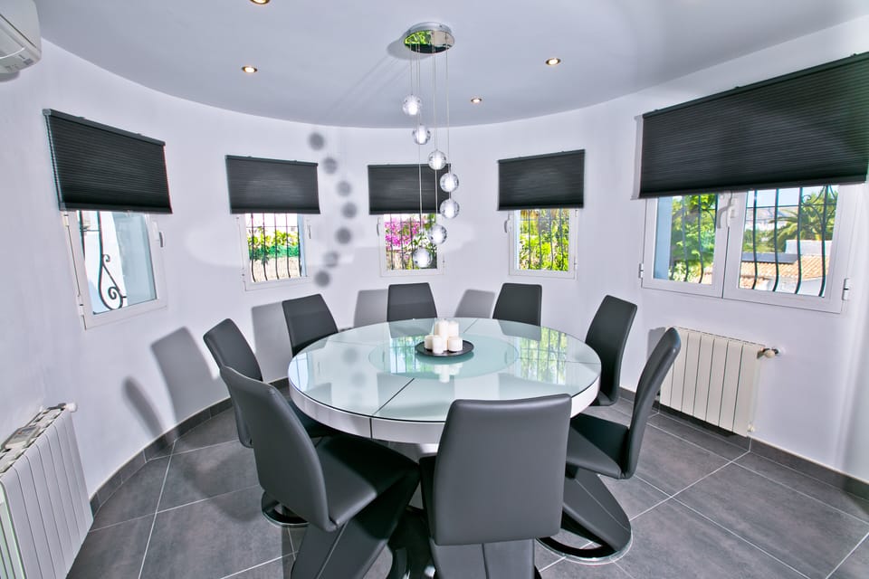 Indoor dining area, between the kitchen & lounge