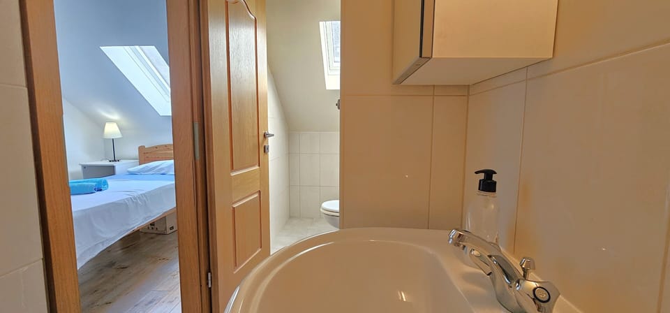 En suite bathroom - twin bedroom