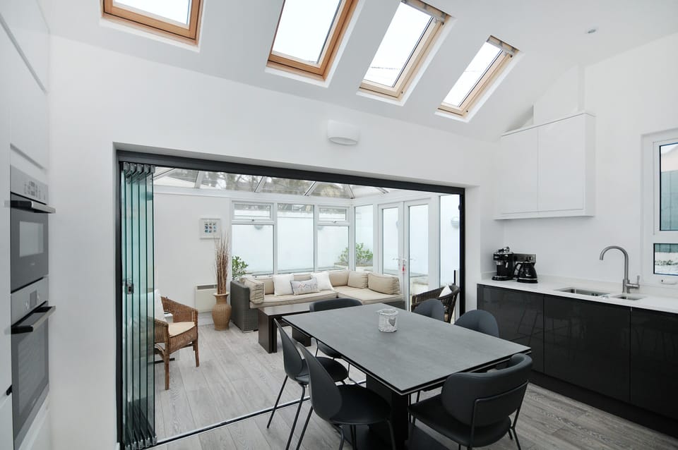 Table with 2 extending leaves to seat 10