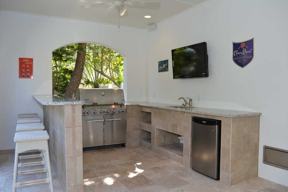 Outdoor Kitchen and Bar