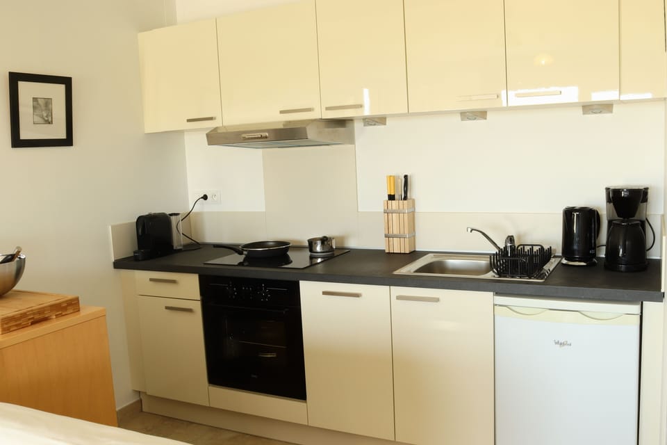 Kitchen with hob, oven, dishwasher, coffee makers + refrigerator