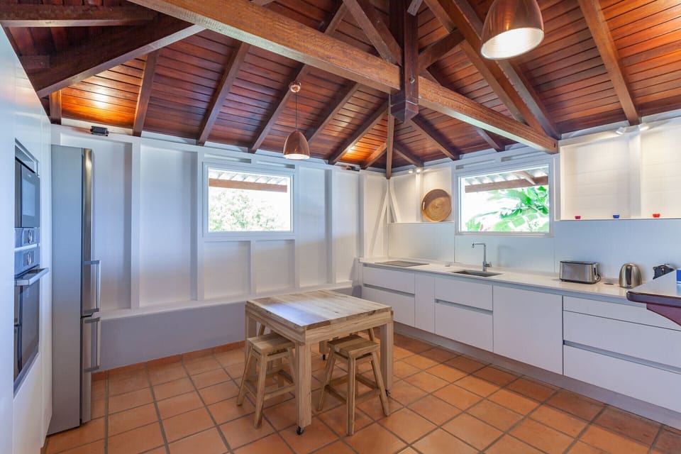 As in Creole homes, the kitchen is separated from the rest of the villa. Set in a carbet overlooking the sea, it is nonetheless modern and functional.