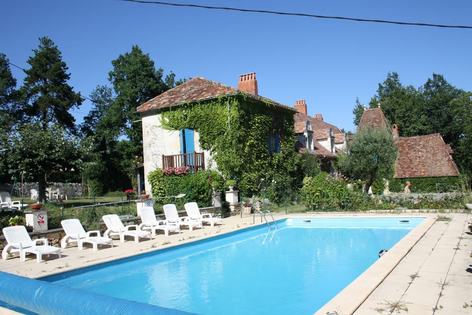 Sunny and private pool