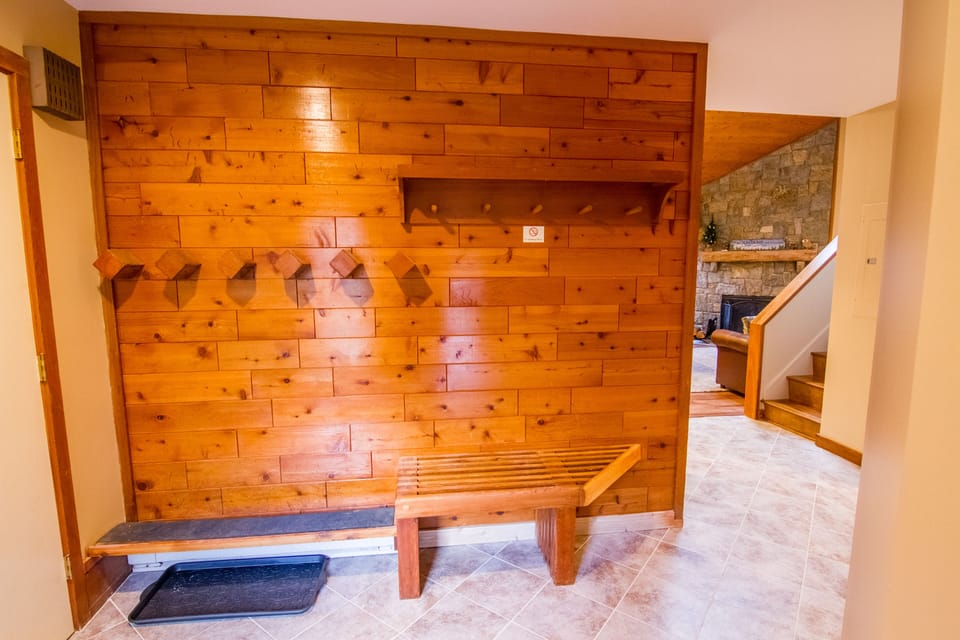 Spacious tiled foyer with plenty of storage for Ski's/Snowboards & jackets. 