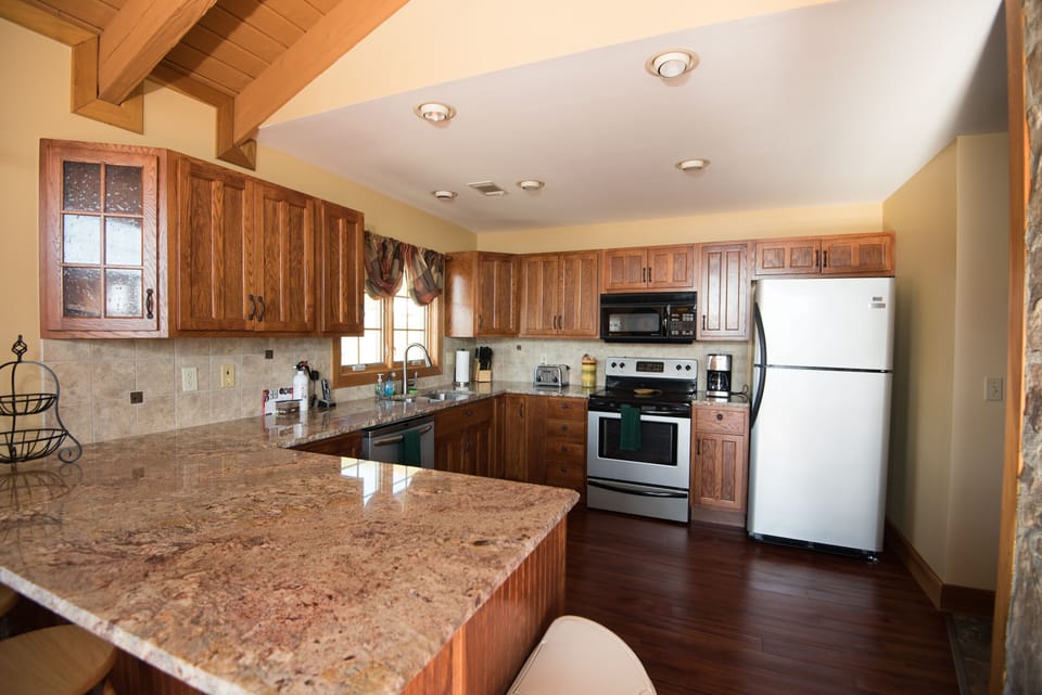 Full size kitchen with granite coutertops