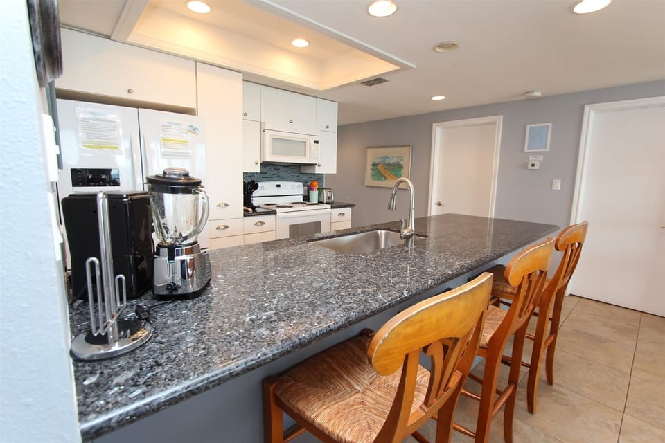 Kitchen & Extra Sitting Area