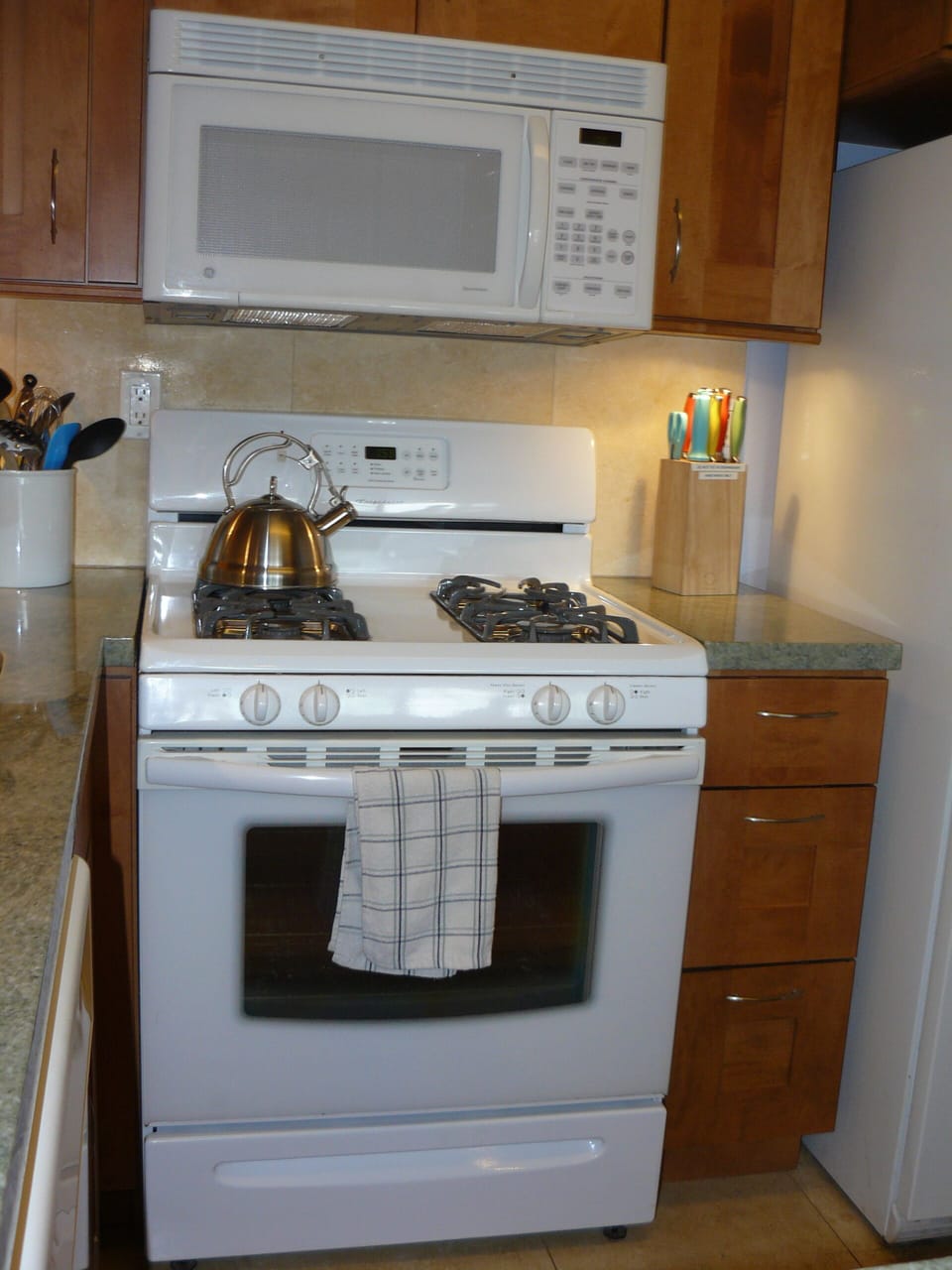Gas stove and oven, microwave.