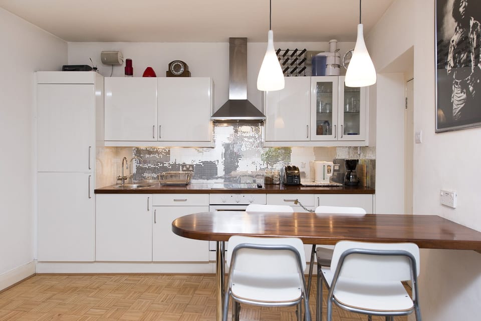 Kitchen diner area - microwave, toaster, free tea and coffee!