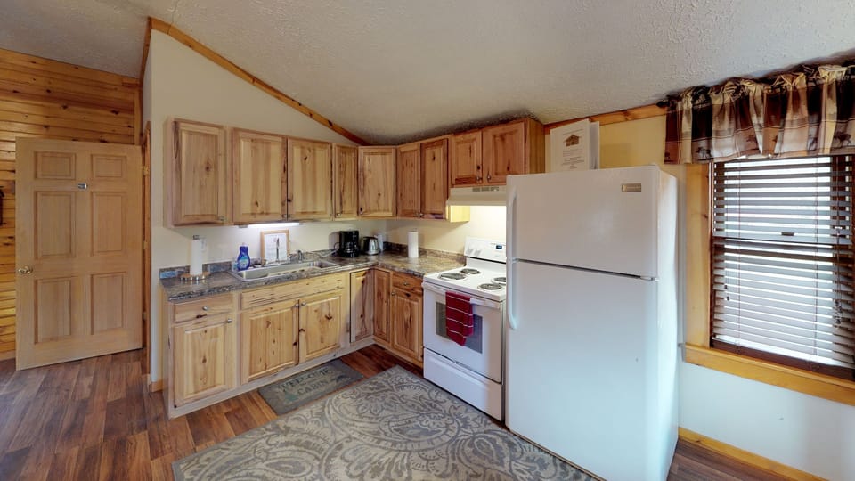 1st Choice Lodging - Sandy Run Cabin Kitchen