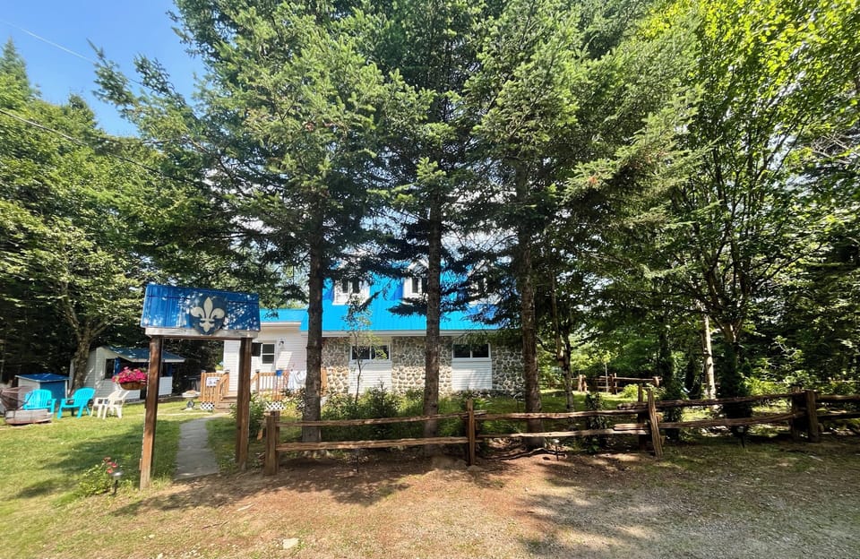 Front view of the cottage. 