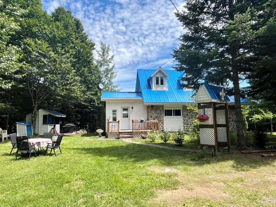 Late sun in front of the cottage