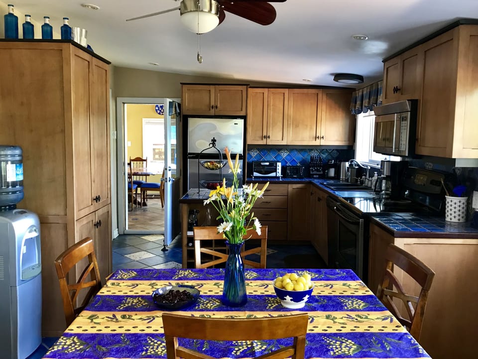 Kitchen & table. Kitchen is fully equippped.