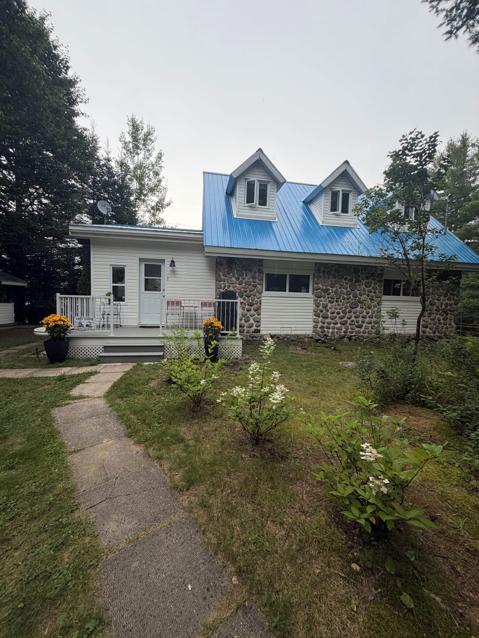 Front entrance to cottage.