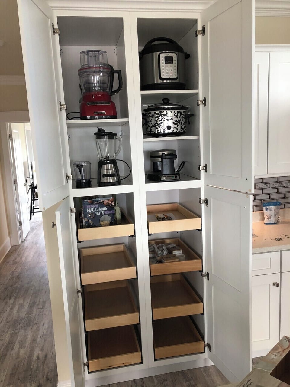 3/22 plenty of storage with pullout drawers for your groceries. Many appliances.