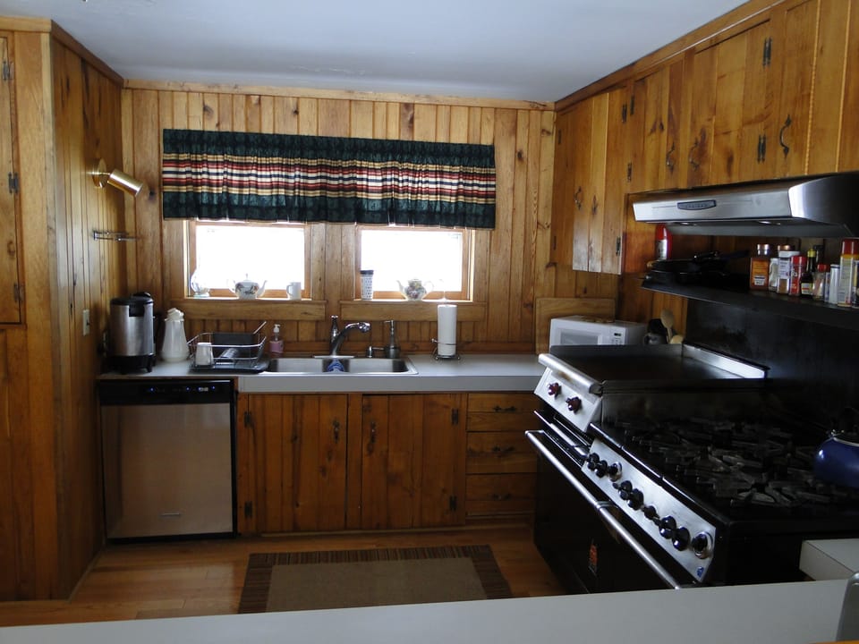 Full kitchen amenities w/ DW, Comm double oven, griddle top, 6 burners.