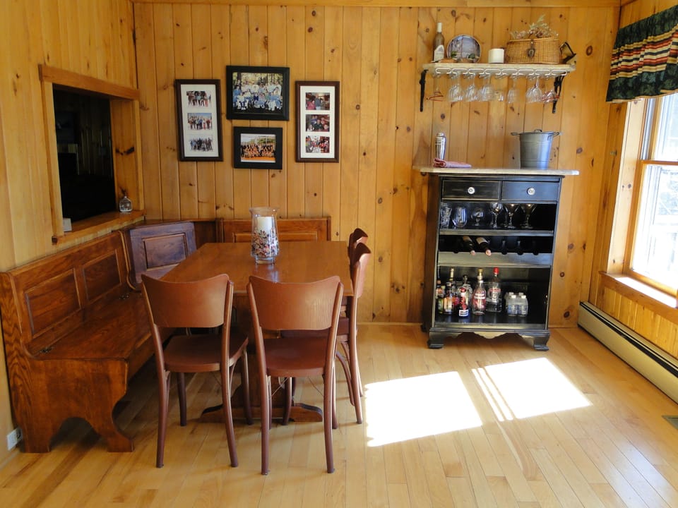 Sitting area/bar  area - seats 8+ guests.