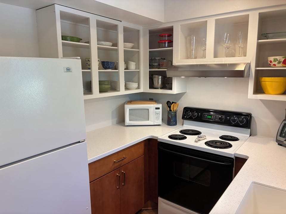 Updated kitchen, quality kitchenware,