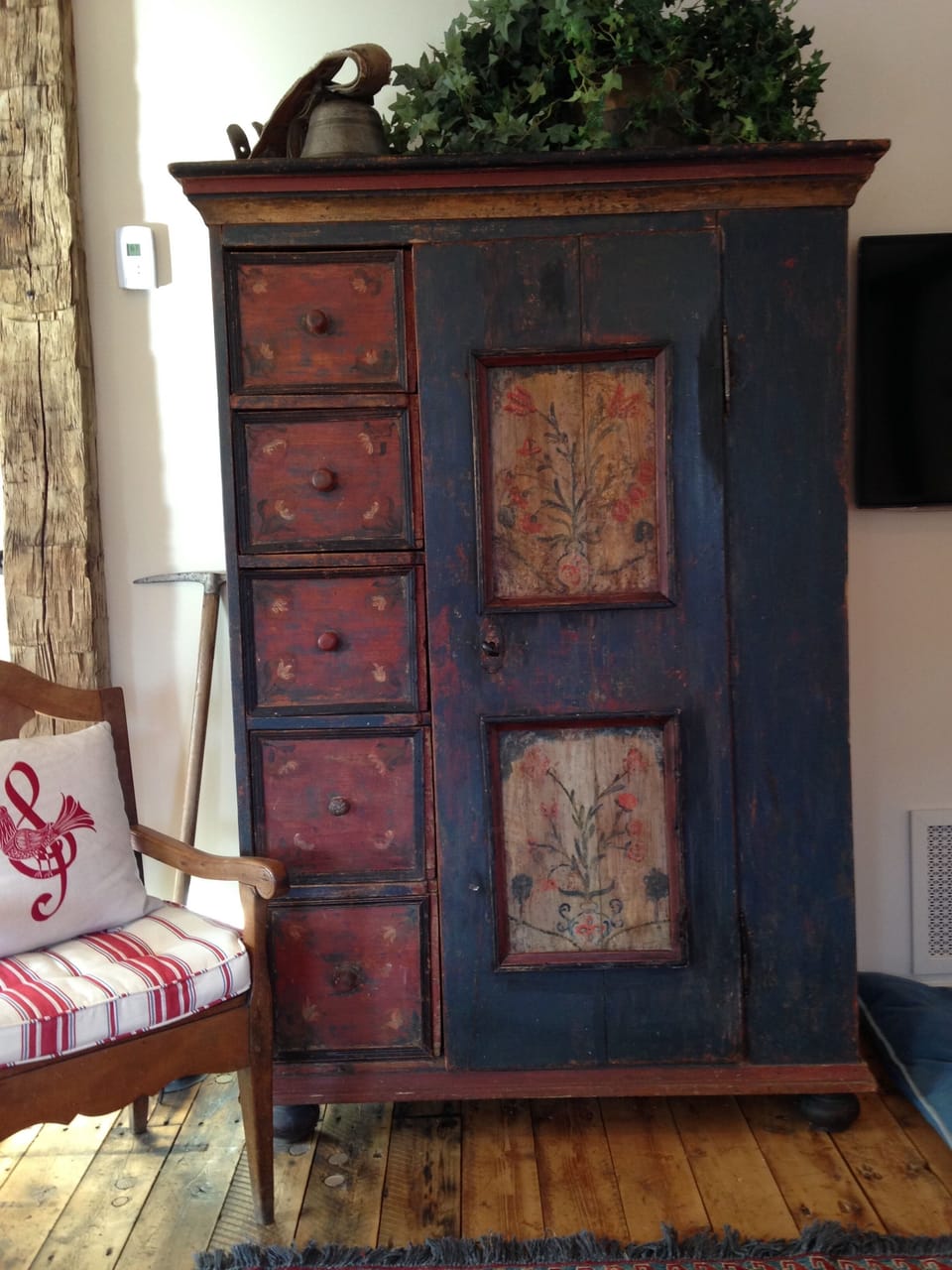 The Bavarian armoire from the 1780s holds games, guide books and more.