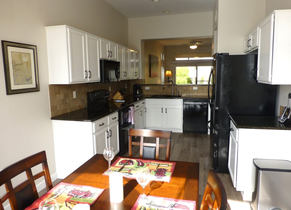 Kitchen and eating for six