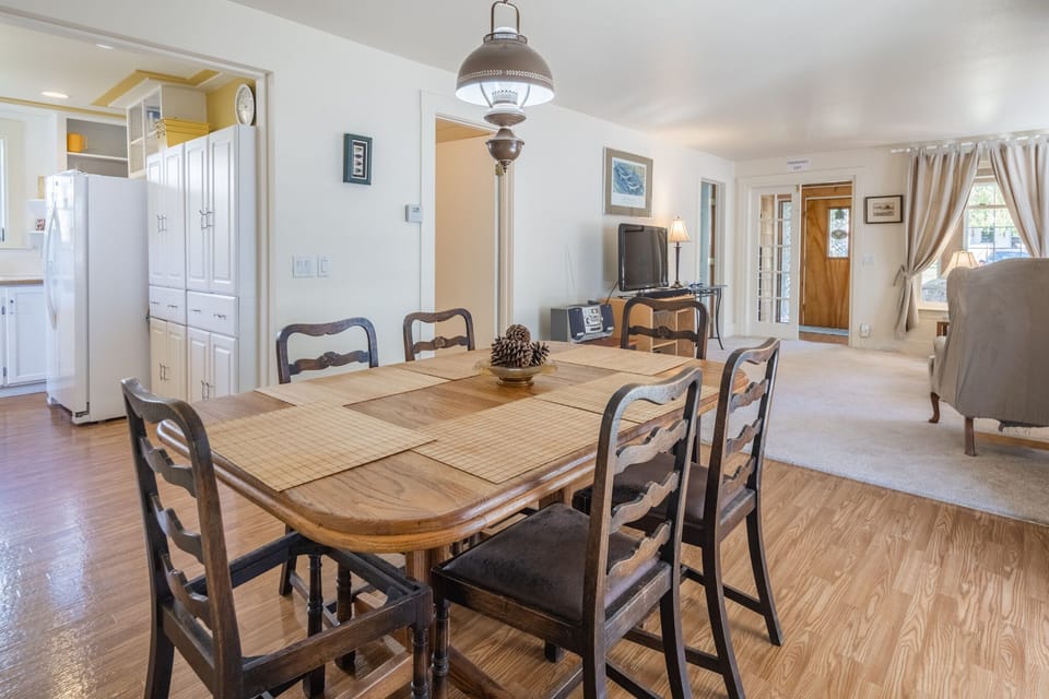 Dining area adjacent to the kitchen, seating for 6 people.