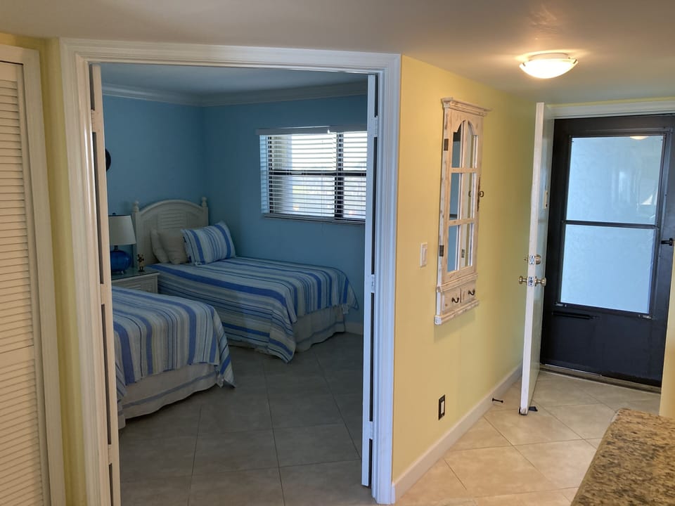 2nd bedroom with twin beds