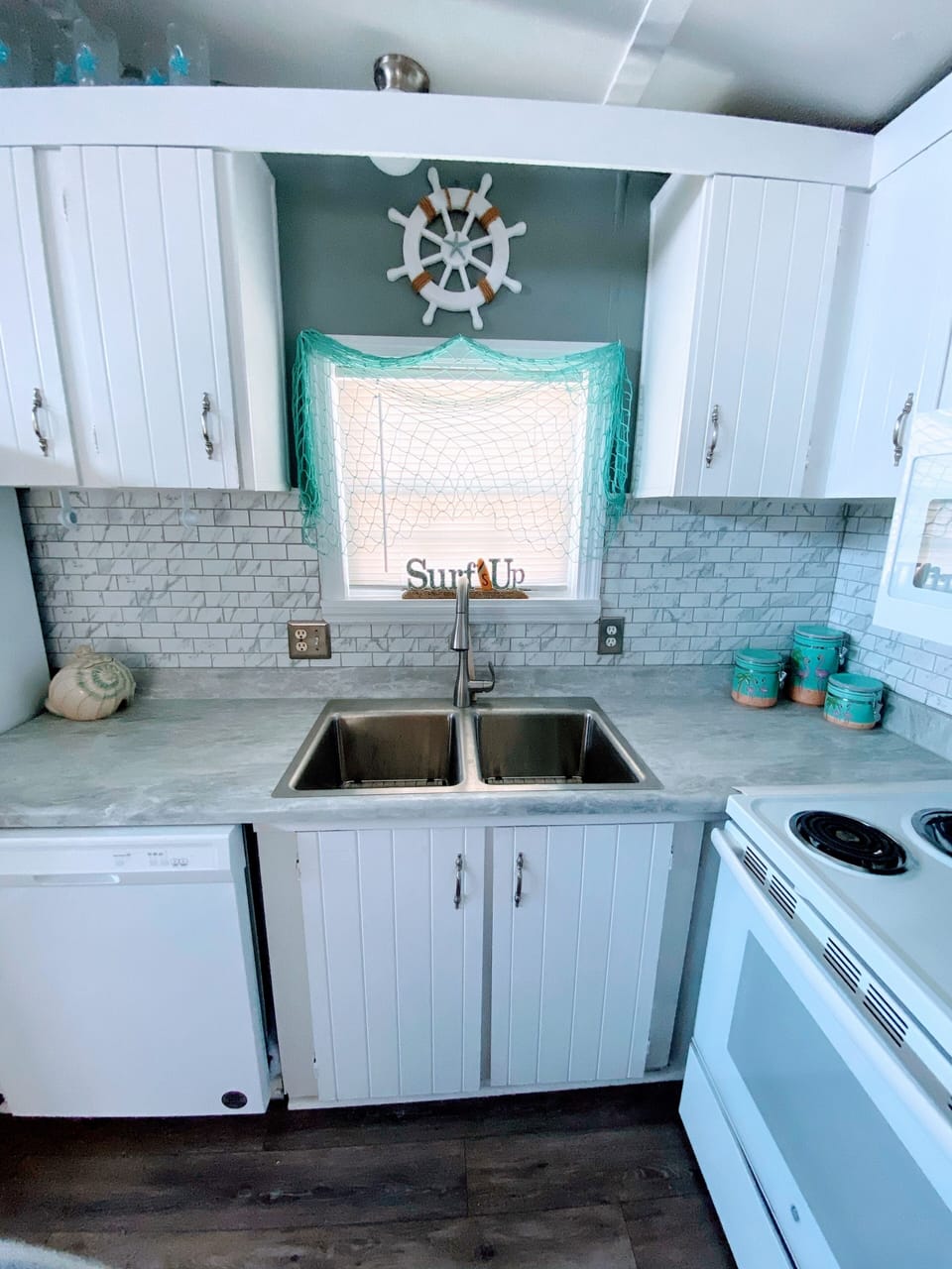 Recently updated kitchen fully equipped. 