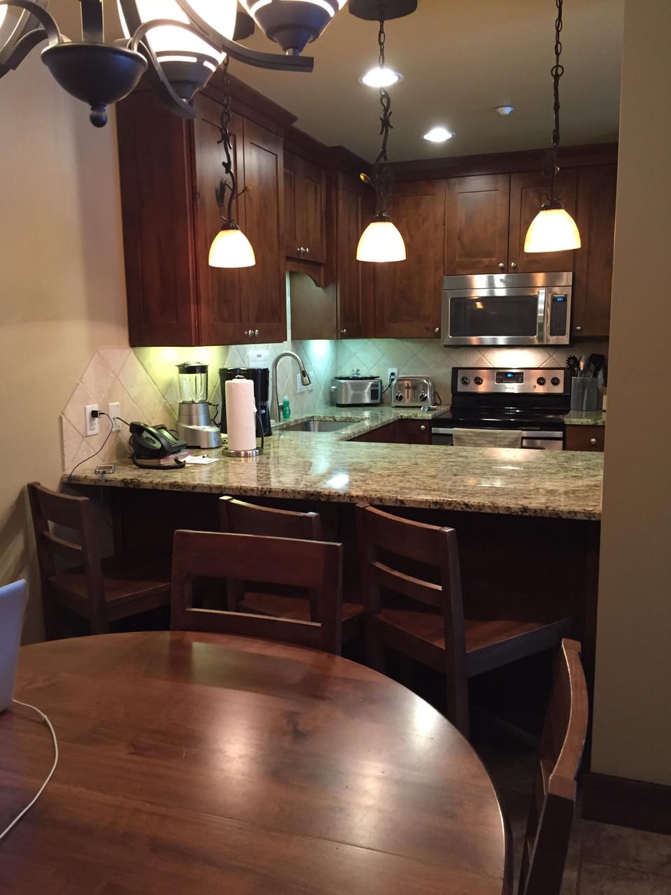 Breakfast bar and dining table which seats 6 people